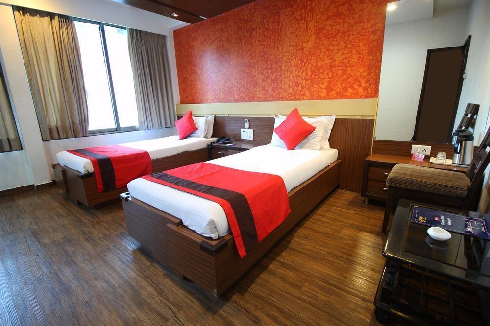 Hotel Oyo Premium Law Garden C G Road Ahmedabad Exterior foto