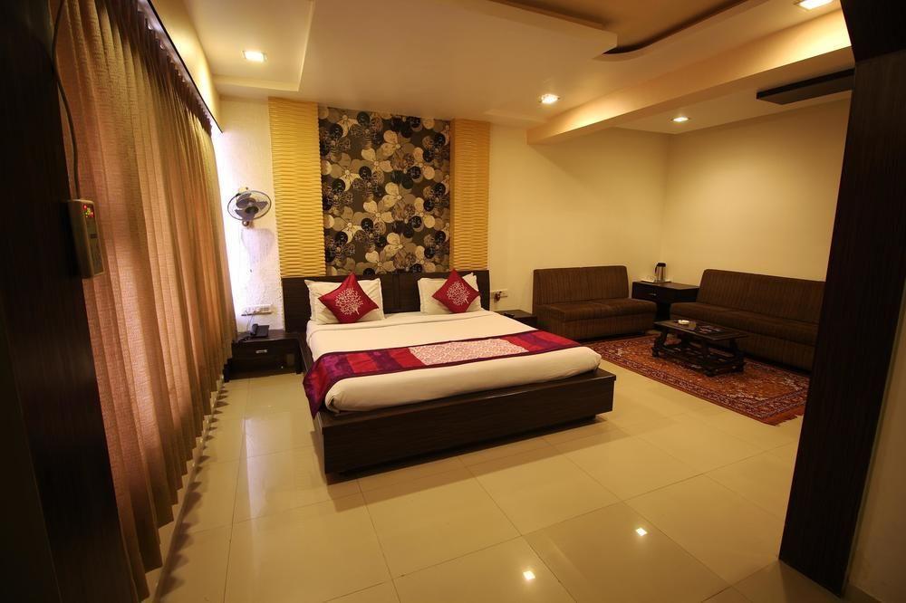 Hotel Oyo Premium Law Garden C G Road Ahmedabad Exterior foto