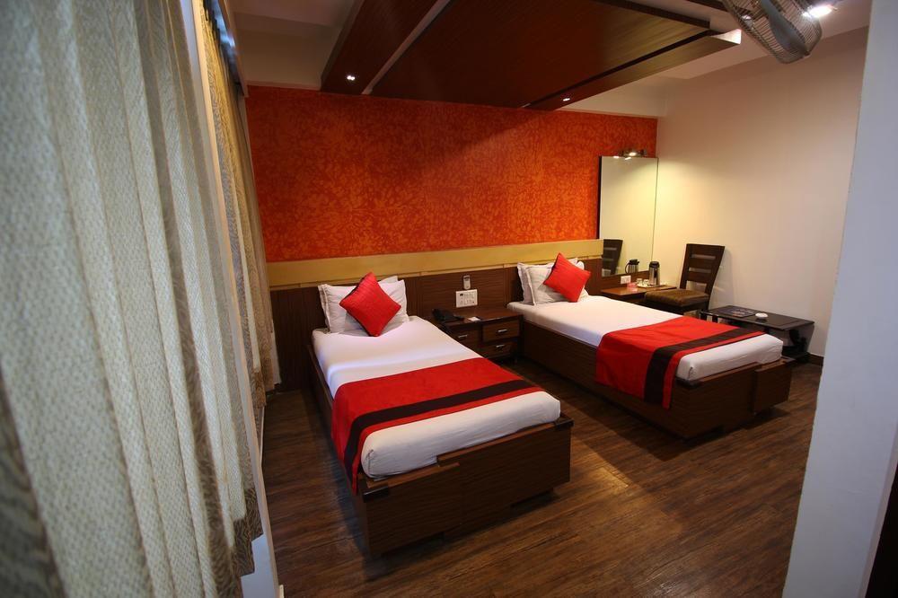 Hotel Oyo Premium Law Garden C G Road Ahmedabad Exterior foto